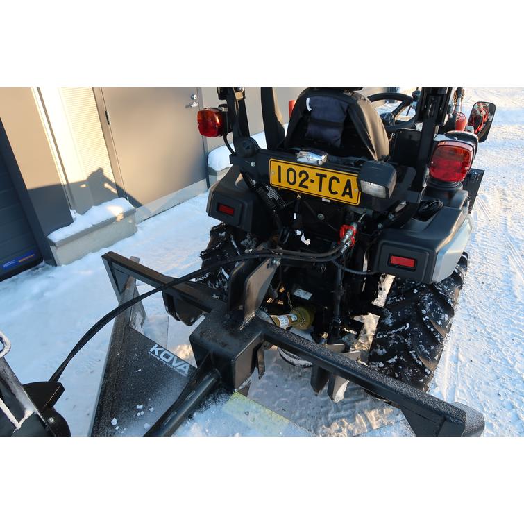 Solis 26 9+9 XL 4wd musta pientraktori etukuormaajalla ja sorakauhalla sekä KOVA lumilingolla