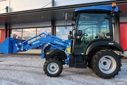 Solis 26 HST hytillä 4wd sininen pientraktori etukuormaajalla ja sorakauhalla