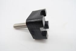 Pultti C-kiskoon Faster M8 32mm, muotoiltu nailonkiinnike musta