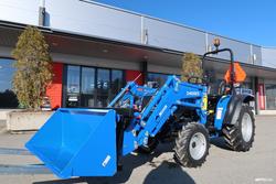 20 4wd 6+2 sininen pientraktori etukuormaajalla ja sorakauhalla