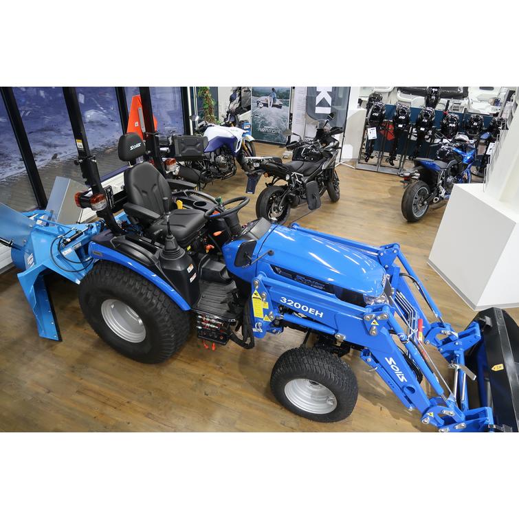 Solis Solis 26 HST 4wd sininen pientraktori etukuormaajalla, lumikauhalla ja KP170 lingolla