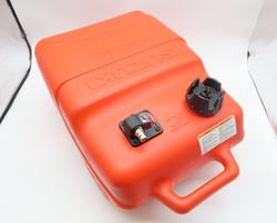 Suzuki polttoaines&auml;ili&ouml; 25 litraa, mittarilla. Tankin liittimen koko 13 mm