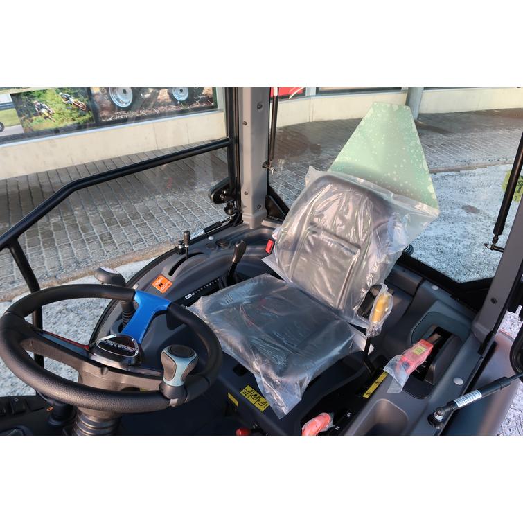 Solis 26 HST ohjaamolla 4wd sininen pientraktori etukuormaajalla ja sorakauhalla sek&auml; moottoril&auml;mmittimell&auml;