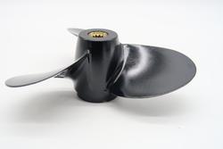 Potkuri Suzuki 7-1/2 x 7 DF4/5/6 2004 ja nuoremmat, 10 lovinen, alumiinia, musta