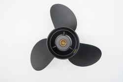 Solas Amita Suzuki 10.1 x 13" alumiinipotkuri 3-lapainen DF20-30