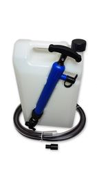 Kannettava &ouml;ljynvaihtosetti, 6L kanisteri imupumpulla. 2,4m kirkas letku + 2 x 1,2m musta letku. Pakettiin sis&auml;ltyy adapteri ja tulpat