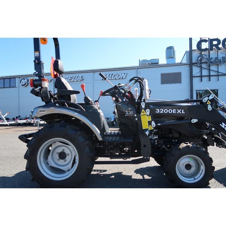 26 9+9 XL 4wd musta pientraktori etukuormaajalla, sorakauhalla ja lumilingolla