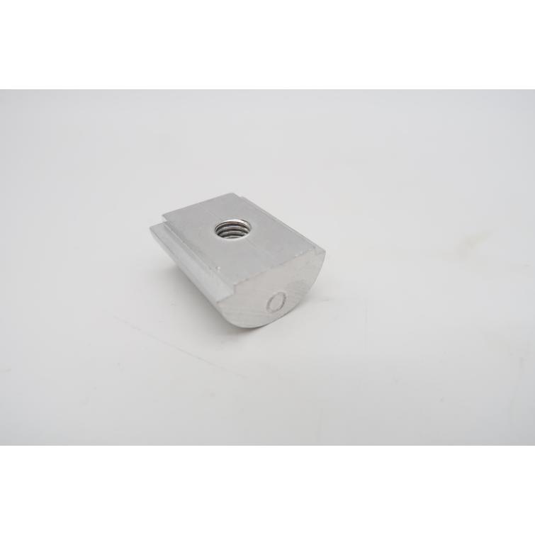 Sormiruuvin muotuiltu "mutteri" Faster boxien kiinnitt&auml;miseen kiinnityskiskoon