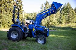 26 HST 4wd sininen pientraktori etukuormaajalla ja sorakauhalla