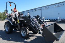 26 9+9 XL 4wd musta pientraktori etukuormaajalla ja sorakauhalla