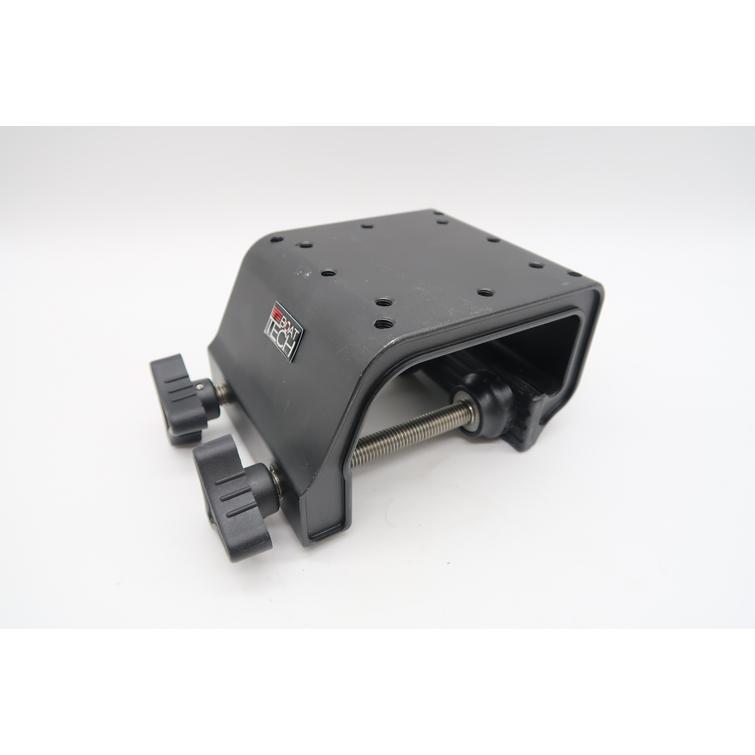 Boat Tech takilan kiinnitysjalusta laitaan, puristettava