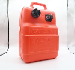 Suzuki polttoainesäiliö 25 litraa, mittarilla. Tankin liittimen koko 13 mm