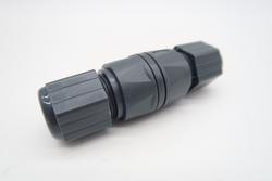 Raymarine Vedenpit&auml;v&auml; Ethernet RJ45 -liitin, jota k&auml;ytet&auml;&auml;n yhdist&auml;m&auml;&auml;n kaksi kaapelia RJ45 urosliittimill&auml;