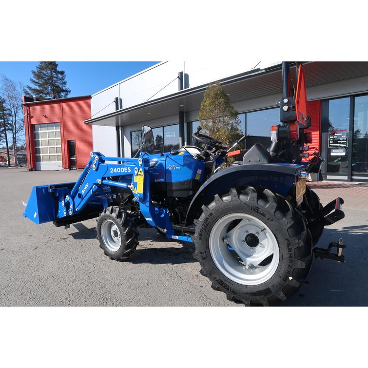 Solis 20 4wd 6+2 sininen pientraktori etukuormaajalla ja sorakauhalla sek&auml; Calix l&auml;mmittimell&auml;