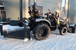 Solis 26 9+9 XL 4wd musta pientraktori etukuormaajalla ja sorakauhalla sek&auml; KOVA lumilingolla