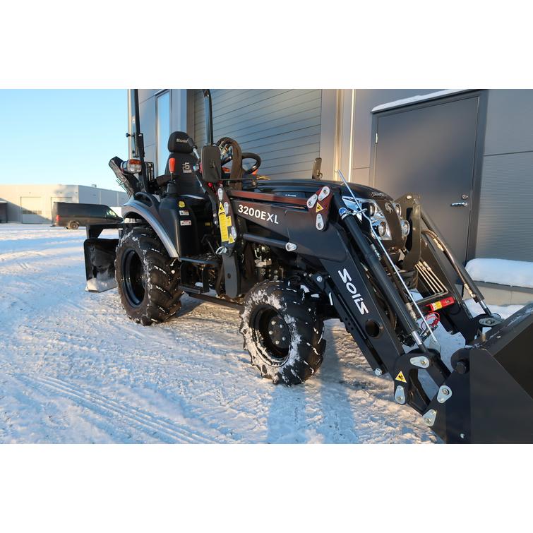 Solis 26 9+9 XL 4wd musta pientraktori etukuormaajalla ja sorakauhalla sekä KOVA lumilingolla