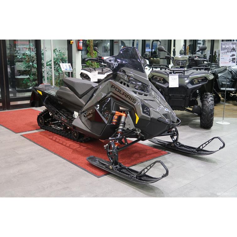 650 INDY VR1 DYNAMIX 137" 2025