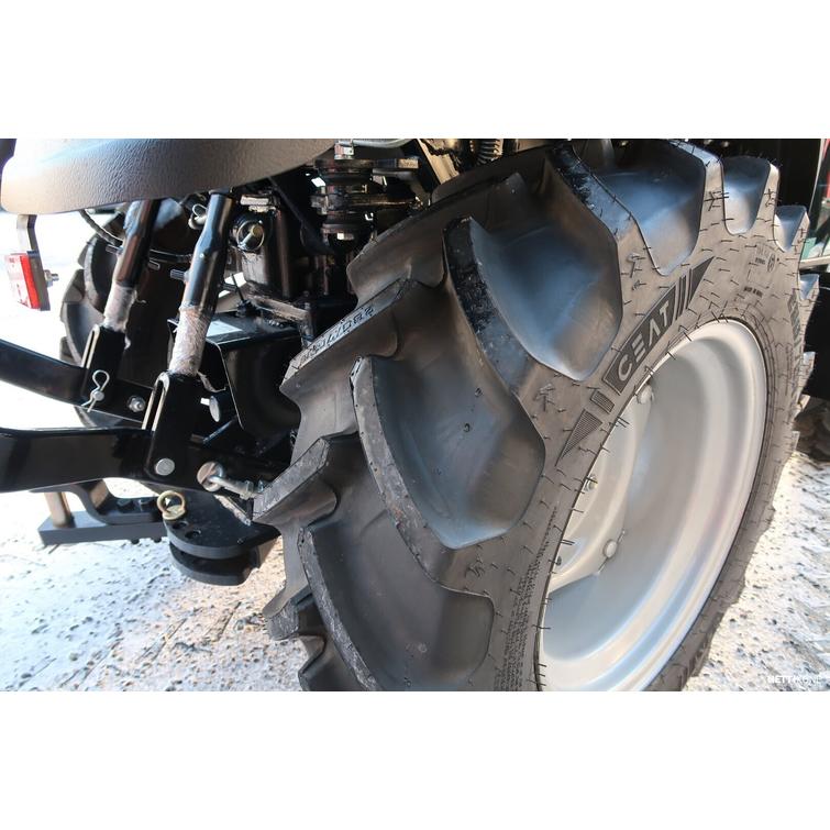 Solis 26 HST hytillä 4wd sininen pientraktori etukuormaajalla ja sorakauhalla