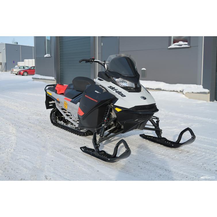 Backcountry Moottorikelkka