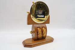 Kvartsikello puupylpyr&auml;jalustalla, johon voidaan kiinnitt&auml;&auml; laatta