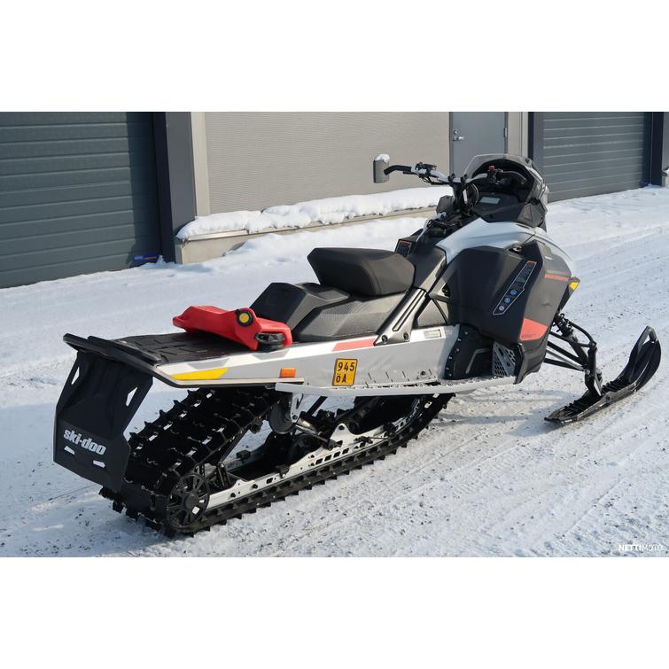 Backcountry Moottorikelkka