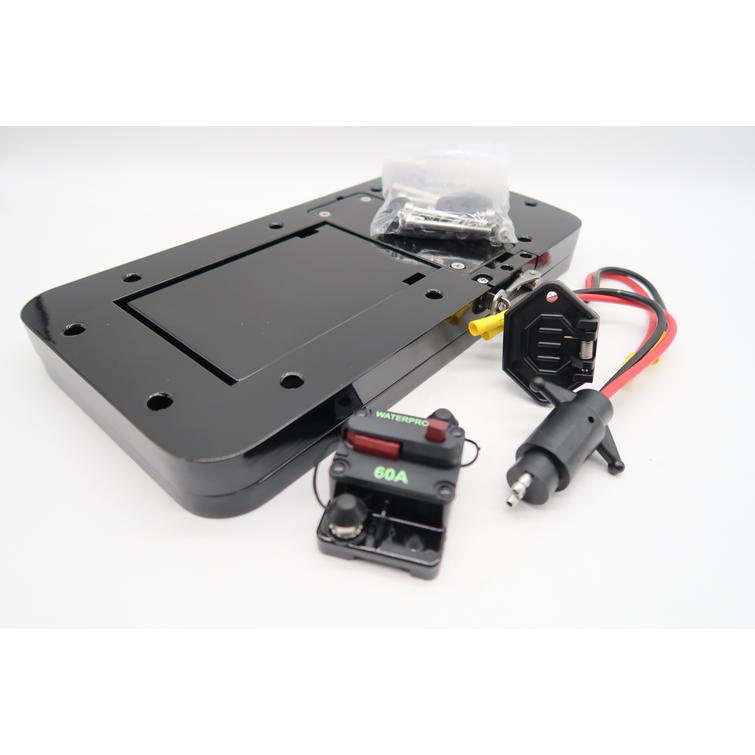 Patriot Marine keulamoottorin asennussarja. Sis.alumiinisen pikakiinnitysjalan, virtaliittimen, virtapistokkeen sek&auml; 60A automaattisulakkeen. Sopii yleisimpiin keulamoottoreihin (mm. Minn Kota ja Motorguide)