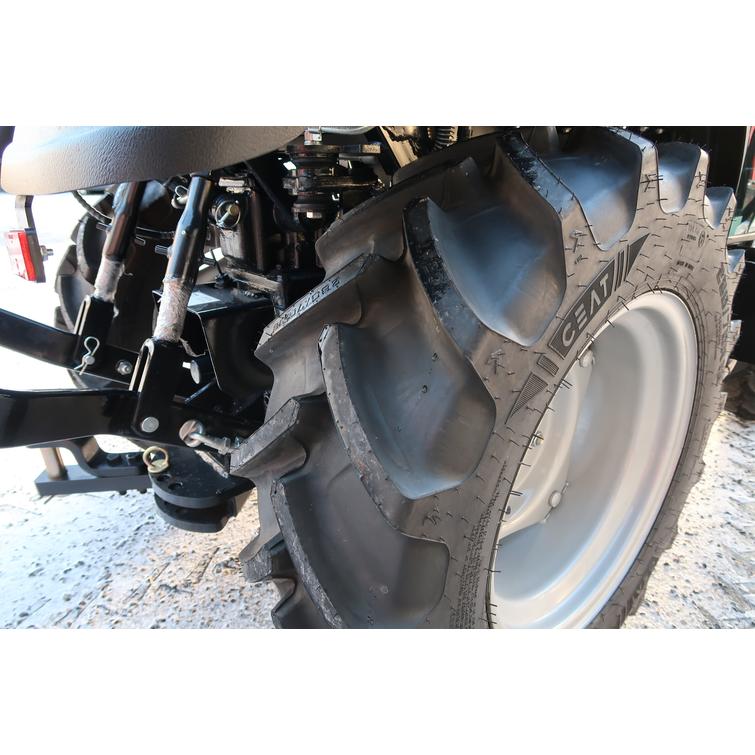 Solis 26 HST ohjaamolla 4wd sininen pientraktori etukuormaajalla ja sorakauhalla sekä moottorilämmittimellä