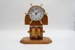 Kvartsikello puupylpyräjalustalla, johon voidaan kiinnittää laatta