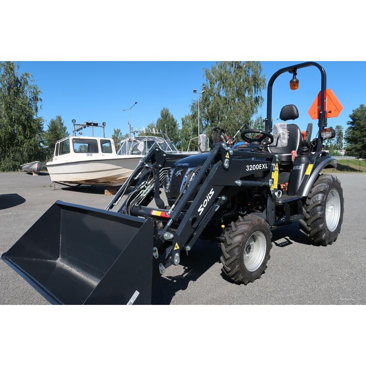 26 9+9 XL 4wd musta pientraktori etukuormaajalla ja sorakauhalla