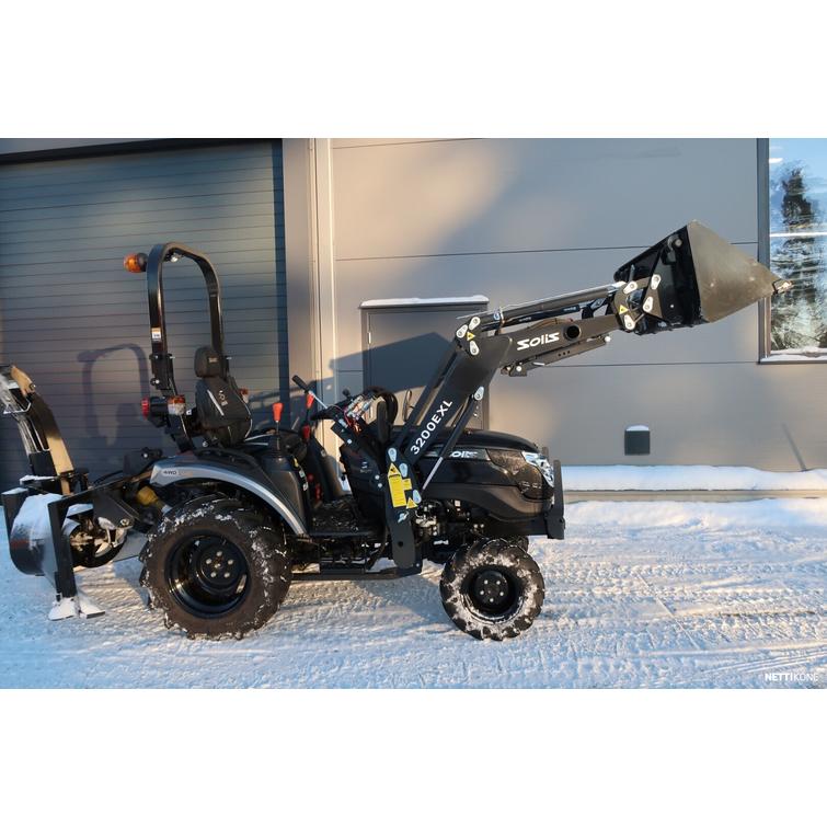 26 9+9 XL 4wd musta pientraktori etukuormaajalla, sorakauhalla ja lumilingolla