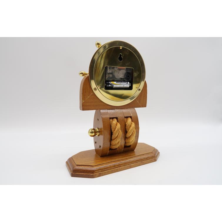 Kvartsikello puupylpyräjalustalla, johon voidaan kiinnittää laatta