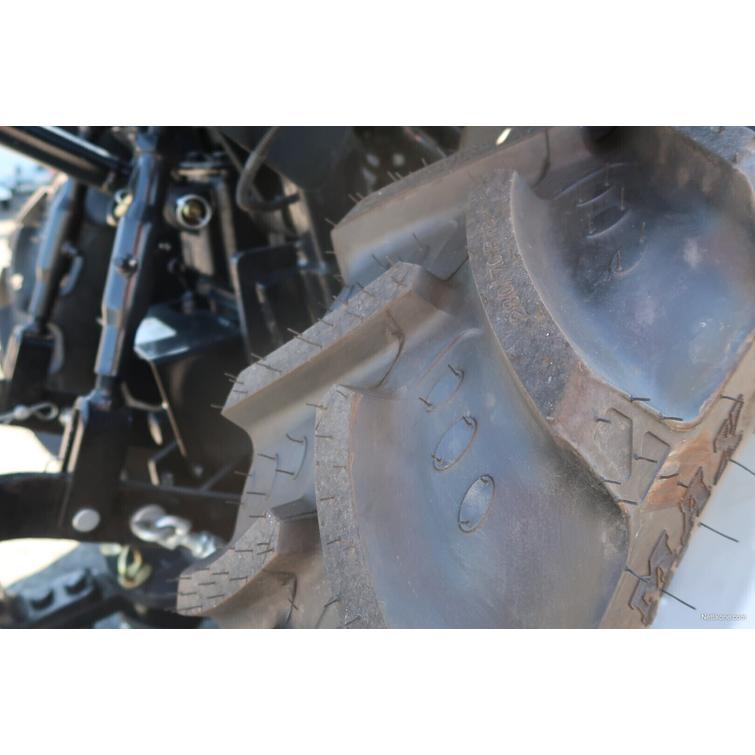 26 9+9 XL 4wd musta pientraktori etukuormaajalla, sorakauhalla ja lumilingolla