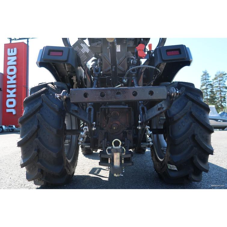 26 9+9 XL 4wd musta pientraktori etukuormaajalla, sorakauhalla ja lumilingolla