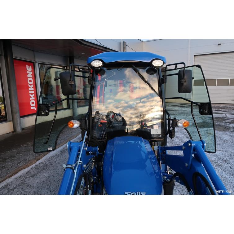 Solis 26 HST hytillä 4wd sininen pientraktori etukuormaajalla ja sorakauhalla