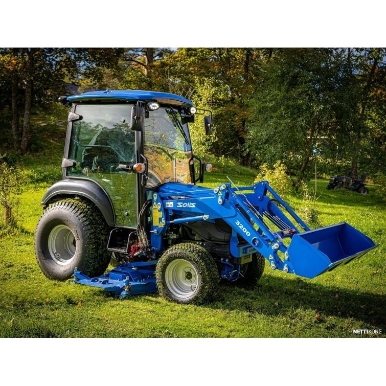 Solis 26 HST hytillä 4wd sininen pientraktori etukuormaajalla ja sorakauhalla