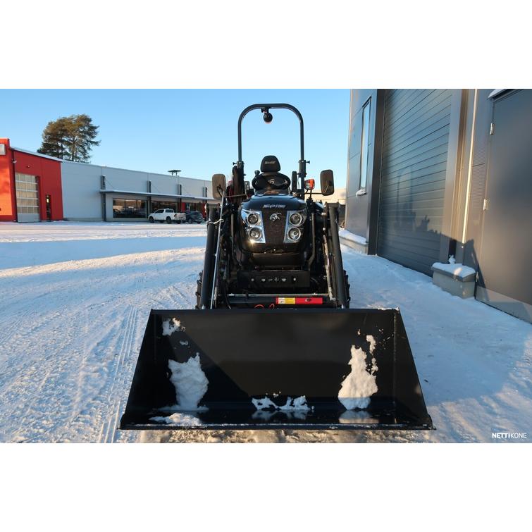 26 9+9 XL 4wd musta pientraktori etukuormaajalla, sorakauhalla ja lumilingolla