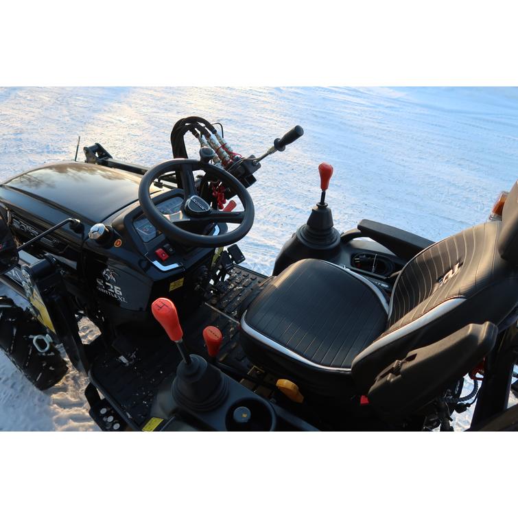 Solis 26 9+9 XL 4wd musta pientraktori etukuormaajalla ja sorakauhalla sekä KOVA lumilingolla