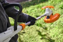 Stihl FSA 50 akkutimmeri. Sis AK 10 akun ja AL 101 laturin