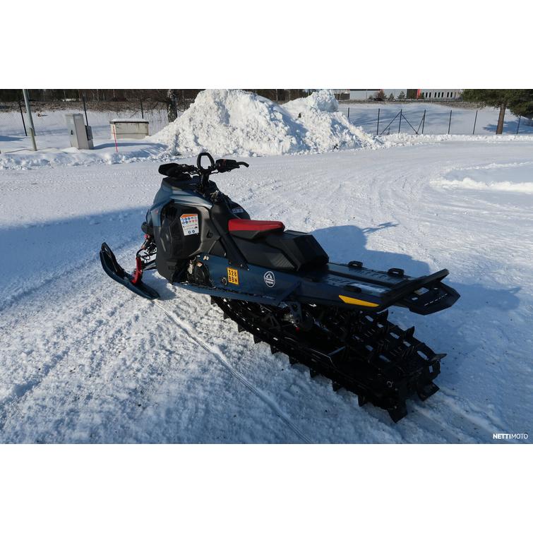 Summit Moottorikelkka