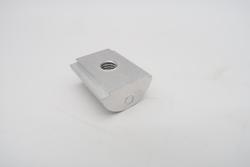 Sormiruuvin muotuiltu "mutteri" Faster boxien kiinnitt&auml;miseen kiinnityskiskoon