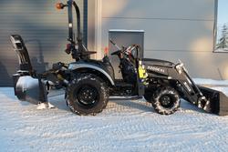 Solis 26 9+9 XL 4wd musta pientraktori etukuormaajalla ja sorakauhalla sek&auml; KOVA lumilingolla