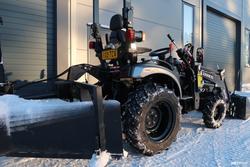 26 9+9 XL 4wd musta pientraktori etukuormaajalla, sorakauhalla ja lumilingolla