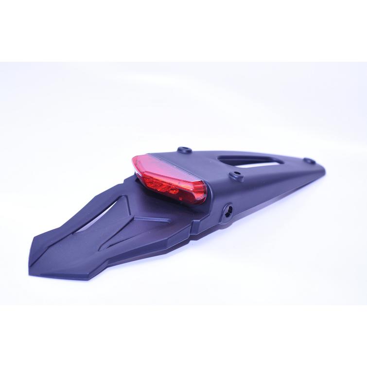 Kilventeline punaisella takavalolla