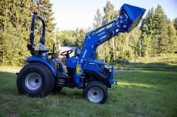 Solis 26 HST 4wd sininen pientraktori etukuormaajalla ja sorakauhalla