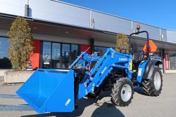 Solis 20 4wd 6+2 sininen pientraktori etukuormaajalla ja sorakauhalla sek&auml; Calix l&auml;mmittimell&auml;