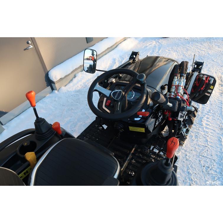 26 9+9 XL 4wd musta pientraktori etukuormaajalla, sorakauhalla ja lumilingolla