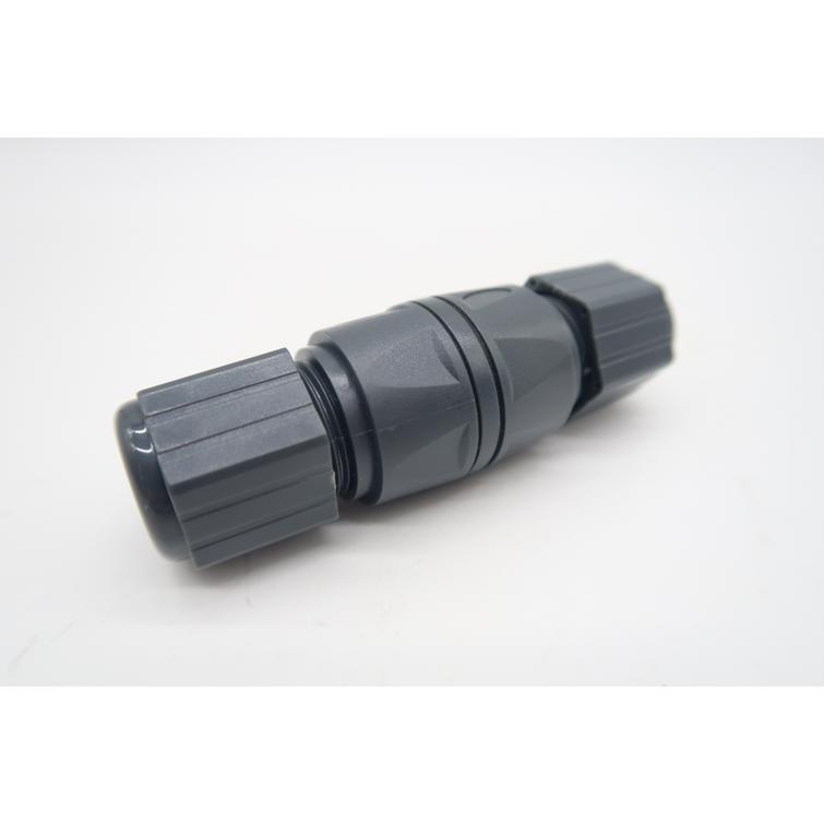 Raymarine Vedenpit&auml;v&auml; Ethernet RJ45 -liitin, jota k&auml;ytet&auml;&auml;n yhdist&auml;m&auml;&auml;n kaksi kaapelia RJ45 urosliittimill&auml;