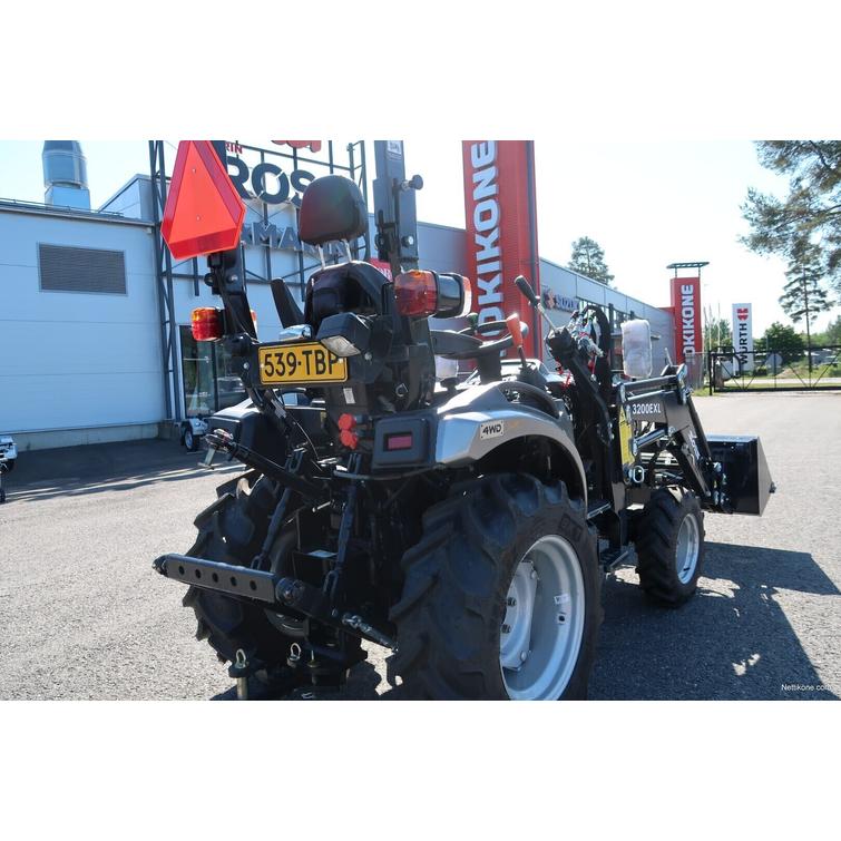 26 9+9 XL 4wd musta pientraktori etukuormaajalla, sorakauhalla ja lumilingolla