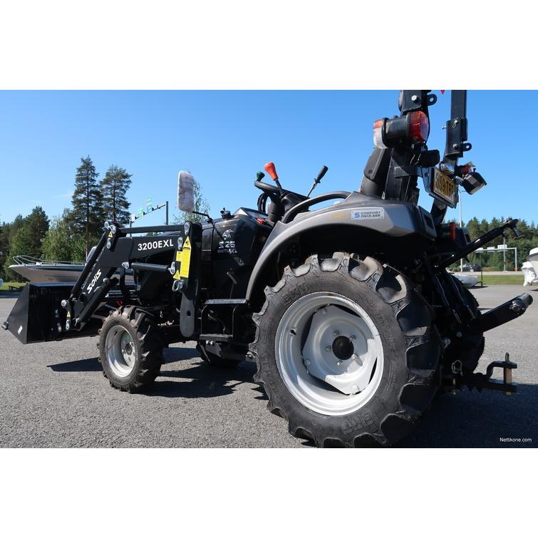 26 9+9 XL 4wd musta pientraktori etukuormaajalla ja sorakauhalla