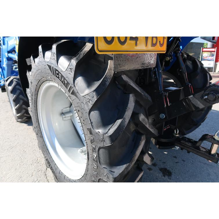 Solis 20 4wd 6+2 sininen pientraktori etukuormaajalla ja sorakauhalla sek&auml; Calix l&auml;mmittimell&auml;